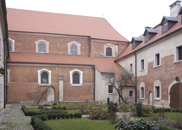 Widok od strony wirydarza klasztornego w Mogilnie. Po czternastowiecznej przebudowie pozostał nierówny uskok pomiędzy ścianami prezbiterium i nawy głównej. fot. Mikołaj Potocki.