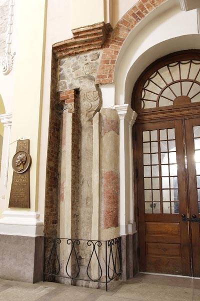 W Trzemesznie romańskie kolumny przemienione zostały w gotyckie filary poprzez obmurowanie cegłami. Bazylika w Trzemesznie, barokowe stiuki i polichromia. fot. Mikołaj Potocki
