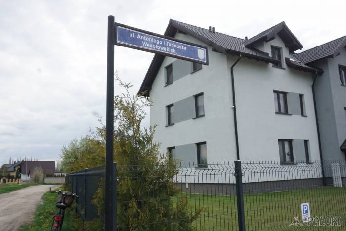 Ulica Antoniego i Tadeusza Wesołowskich znajduje się za nieczynną linią kolejową z Mogilna do Strzelna, przy małym osiedlu domów deweloperskich. Gdyby spojrzeć w drugą stronę, to widać komin i budynek nieczynnej rakarni. fot. Marek Holak