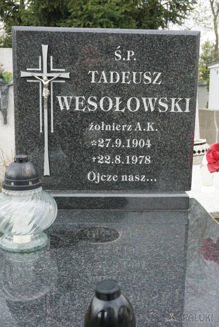Tak obecnie wygląda grób Tadeusza Wesołowskiego. Wchodząc głównym wejściem na cmentarz znajduje się on po lewej stronie, patrząc od Mauzoleum ks. Piotra Wawrzyniaka. fot. Marek Holak