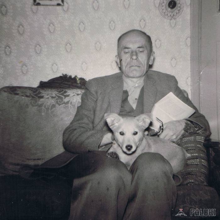 Tadeusz Wesołowski w Bolton. W rękach książka, okulary, na kolanach pies. fot. arch. rodziny Jana Michałowskiego