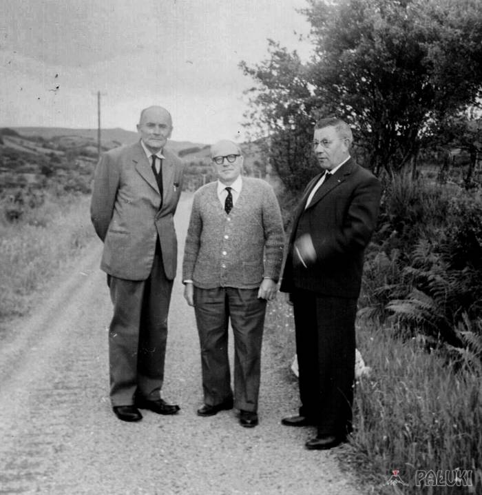 Reprodukowana fotografia została wykonana w Bolton. Tadeusz Wesołowski stoi pierwszy z lewej, kim są dwaj panowie obok niego - nie wiemy. fot. arch. rodziny Jana Michałowskiego
