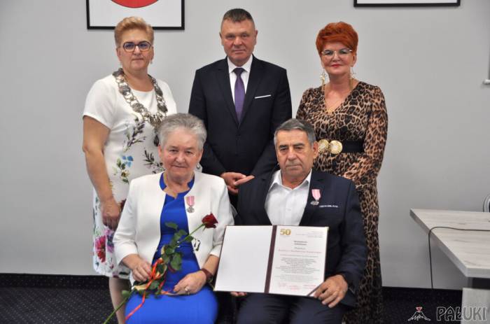 Barbara i Kazimierz Swędrowscy z burmistrzem Strzelna Dariuszem Chudzińskim, wiceprzewodniczącą Rady Miejskiej Emilią Walkowiak i kierowniczką USC Joanną Stranc fot. Magdalena Lachowicz