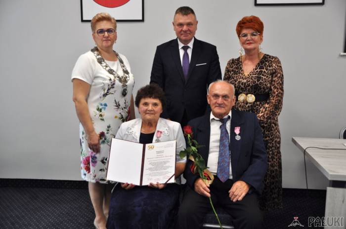 Danuta i Edmund Boruccy z burmistrzem Strzelna Dariuszem Chudzińskim, wiceprzewodniczącą Rady Miejskiej Emilią Walkowiak i kierowniczką USC Joanną Stranc fot. Magdalena Lachowicz