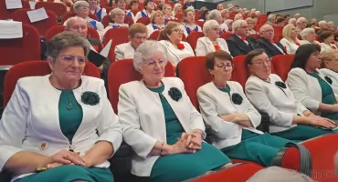 Rozśpiewani seniorzy w Barcinie. Wystąpili gospodarze oraz ich goście ze Strzelna, Mogilna, Chabska, Szczepanowa i Pakości (film + zdjęcia)