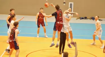Brak skuteczności przyczyną porażki koszykarzy 