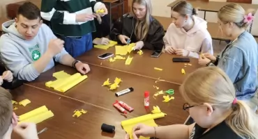 Uczniowie ZS Mogilno wykonywali papierowe żonkile - symbol Powstania w Getcie Warszawskim (zdjęcia)