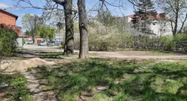 Gmina posprząta zaniedbany teren przy dworcu kolejowym. Chce tam utworzyć parking, ale od 1,5 roku czeka na decyzję PKP