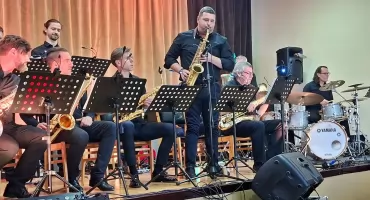 W Trzemesznie płynęli w rytmach jazzu – koncert BB Jazz Orkiestra oraz Roksany Korban (film + zdjęcia)