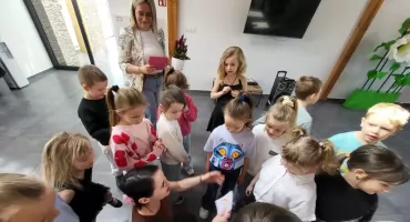 Międzypokoleniowe spotkanie w Klubie Seniora w Magazynie Zbożowym GS. Gośćmi Sówki z Przedszkola nr 5 w Mogilnie (zdjęcia)