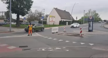 Trwa zalepianie dziur - utrudnienia na rondzie przy zjeździe z wiaduktu kolejowego w Mogilnie