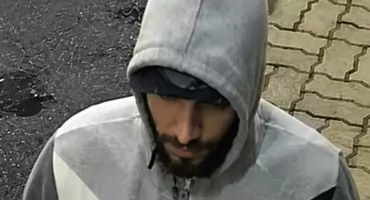 Policja szuka mężczyzny, którego podejrzewa o zbicie kamieniem szyby w sklepie