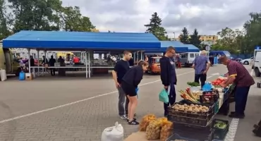 W Trzemesznie, aby zwiększyć handel, obniżają opłatę targową. Radni podjęli uchwałę (zdjęcia)