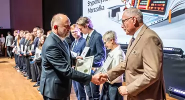Dyrektor ZS Mogilno Zbigniew Grzechowski odebrał z rąk marszałka statuetkę Lidera Projektu 