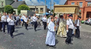 Boże Ciało w Trzemesznie (film + zdjęcia)