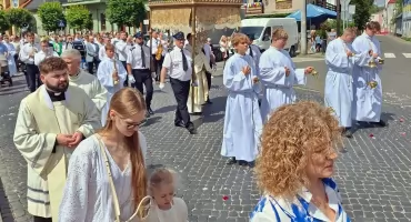 Boże Ciało w Trzemesznie (film + zdjęcia)