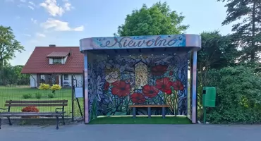 Zachwycający przystanek autobusowy w Niewolnie (zdjęcia)