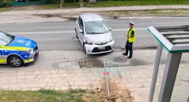Toyota zaparkowana na Sójczym Wzgórzu stoczyła się ze skarpy na ulicę Witosa (zdjęcia)