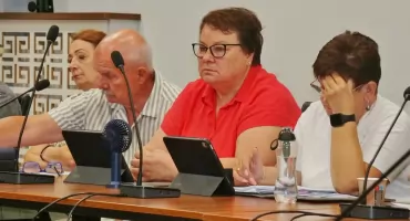 Po zwolnieniu Agnieszki Woźniak, radna Maria Malczewska rezygnuje z kierowania komisją społeczną. Radni piszą petycję do burmistrza, oczekują wyjaśnień