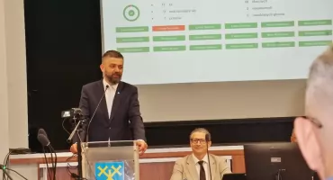 Burmistrz Karol Nawrot otrzymał od radnych wotum zaufania i absolutorium. Jak odpierał zarzuty stawiane mu przez byłego burmistrza Leszka Duszyńskiego?