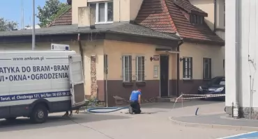 Montaż szlabanu i parkomatu przy wjeździe na parking Urzędu Miejskiego w Mogilnie