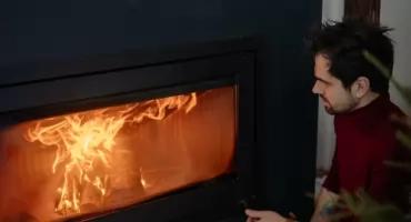 Jak działa automatyczne wykrywanie zaniku płomienia we wkładach kominkowych na gaz?