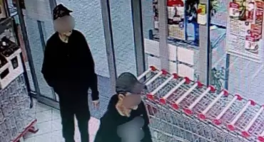 Ukradł piwo w markecie w Mogilnie, a kolega obserwował czy nikt nie widzi. Widział monitoring