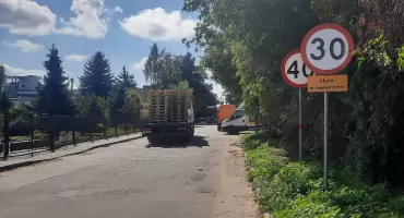 Koniec prowizorycznego łatania. Będzie nowa nawierzchnia ulicy Obrońców Mogilna. Ruszają prace projektowe