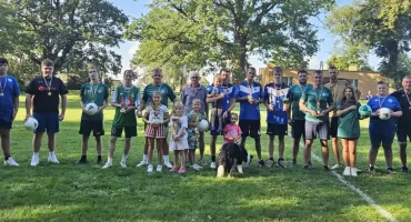 Zacięta rywalizacja Strzelec i Gozdanina. Rzucali balotami i skakali w workach (zdjęcia)