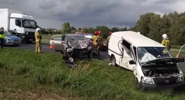 Zderzenie 2 samochodów na drodze powiatowej w Olszy