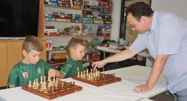 Klub Szachowy e4! Mogilno wykonał pierwszy ruch. Ruszyły bezpłatne lekcje gry w szachy dla dzieci!