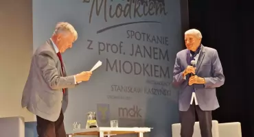 [ZDJĘCIA] Kwiaty i jazz na dworcu PKP! Tak Mogilno powitało prof. Jana Miodka po 31 latach