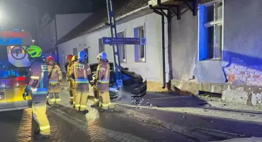Groźny wypadek w Trzemesznie: 19-latka straciła panowanie nad BMW i wjechała w słup energetyczny