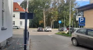 Urzędnicy bez opłat, darmowa godzina dla mieszkańców. Parking przy ratuszu w Mogilnie z weekendowym haczykiem