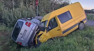 [ZDJĘCIA] Na obwodnicy Mogilna: kierujący vw touran nie ustąpił pierwszeństwa kierującemu vw crafterem