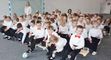 [WIDEO + ZDJĘCIA] Wyjątkowe szczęście pierwszaków z SP 2 w Mogilnie. Takiej hali nie miał żaden rocznik - w nagrodę zatańczyli poloneza