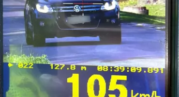 Dąbrowa: Pędził o 55 km/h za szybko w terenie zabudowanym. Stracił prawo jazdy i 1500 zł
