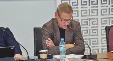 [ZDJĘCIA] Czy to koniec dopłat do ścieków? Burmistrz Karol Nawrot nie wpuścił projektu radnych na sesję nadzwyczajną
