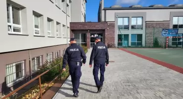 [ZDJĘCIA] Policjanci patrolują okolice szkół na terenie powiatu mogileńskiego