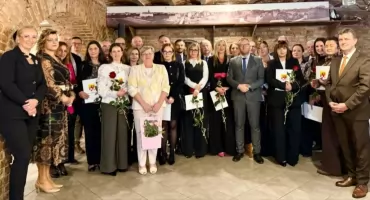 Starosta mogileński Tomasz Krzesiński nagrodził nauczycieli z okazji Dnia Edukacji Narodowej