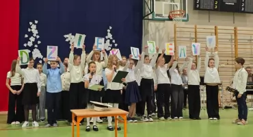 [ZDJĘCIA] Dzień Edukacji Narodowej w SP 3 Mogilno. Uczniowie dziękowali: za wiedzę, za trud, za uśmiech, za serce