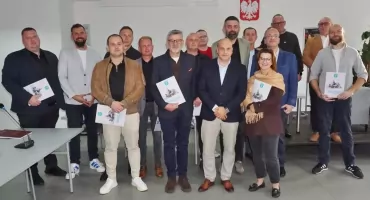[ZDJĘCIA] Burmistrz Mogilna wręczył przedsiębiorcom akty powołania do Mogileńskiej Rady Biznesu kadencji 2026-2028