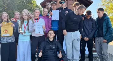 [ZDJĘCIA] Sztafeta dziewcząt z ZS Mogilno wicemistrzem województwa w biegach przełajowych